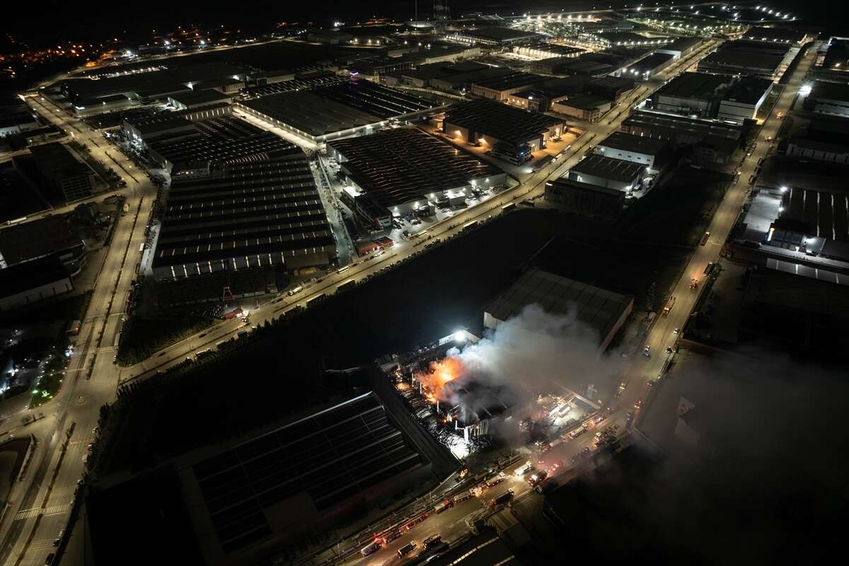 OSB’deki fabrikada çıkan yangın 5 saatte söndürüldü 14